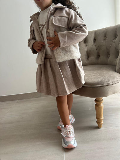 Ensemble fille chic 3 pièces beige – Veste effet fourrure, jupe plissée & t-shirt nœud