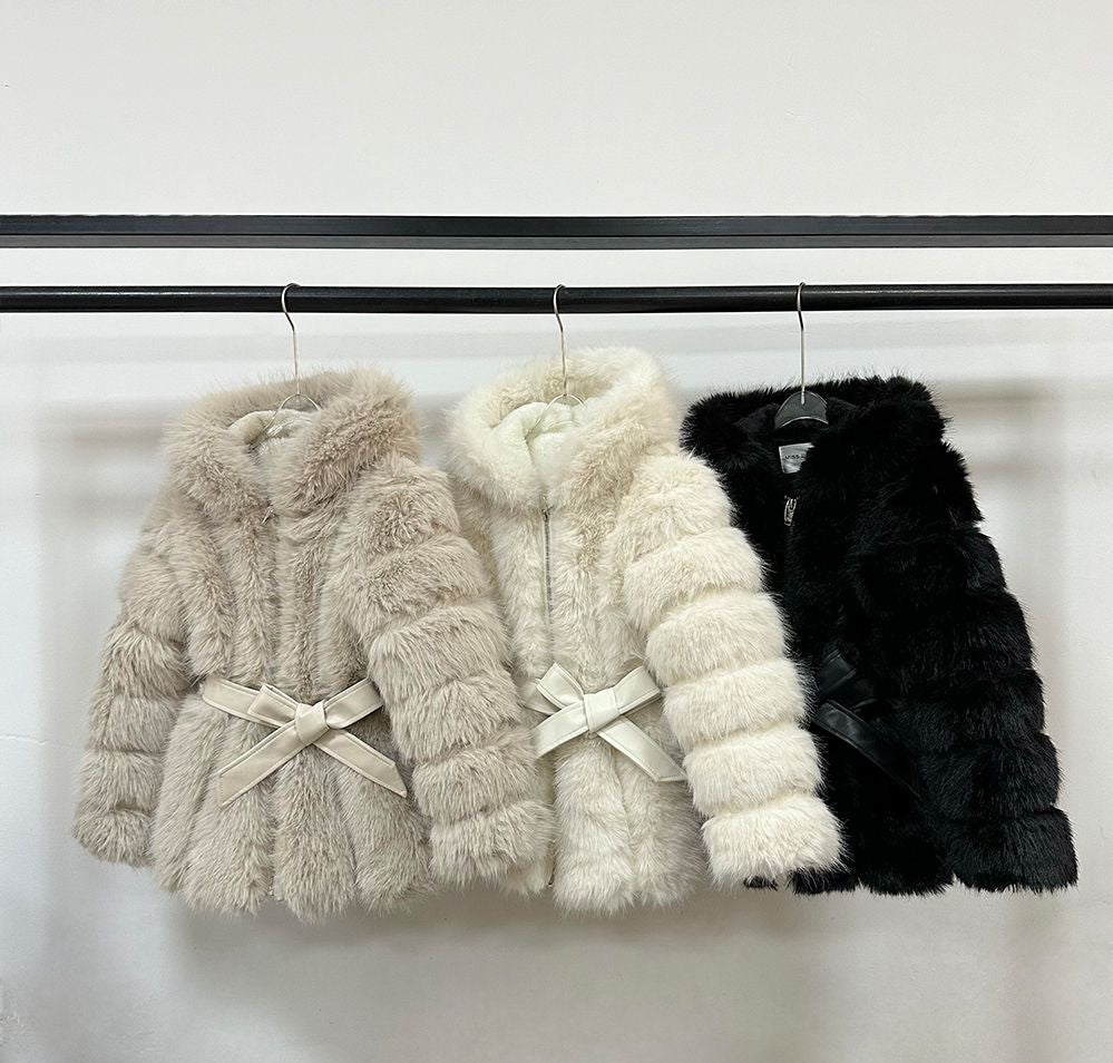 F189 – Manteau Fausse Fourrure avec Ceinture Satin